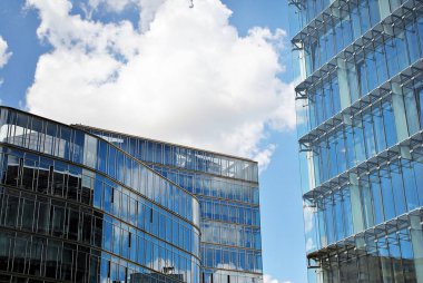 Modern bina. Camdan yapılmış modern ofis binası.