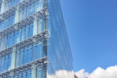 Modern bina. Camdan yapılmış modern ofis binası.