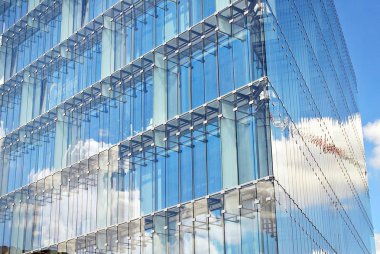 Modern bina. Camdan yapılmış modern ofis binası.