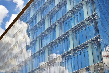 Modern bina. Camdan yapılmış modern ofis binası.