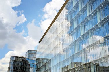 Modern bina. Camdan yapılmış modern ofis binası.