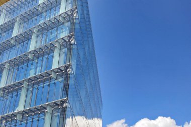 Modern bina. Camdan yapılmış modern ofis binası.