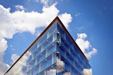 Modern bina. Camdan yapılmış modern ofis binası.