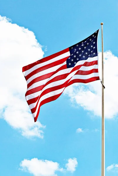 アメリカの国旗は青い空に風でセーリング — ストック写真