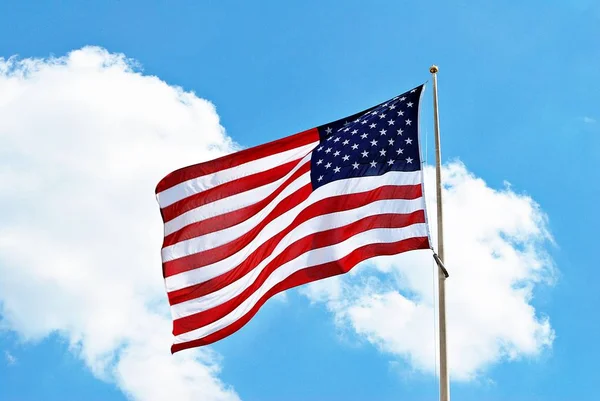 アメリカの国旗は青い空に風でセーリング — ストック写真