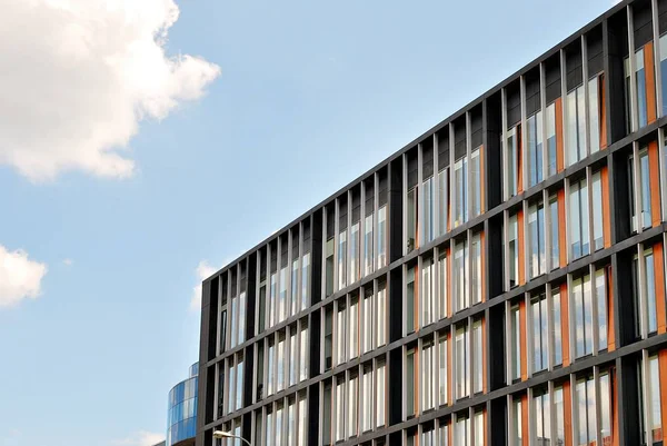 Modern bina. Camdan yapılmış modern ofis binası.