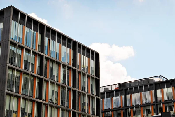 Modern bina. Camdan yapılmış modern ofis binası.