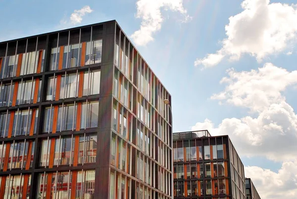 Modern bina. Camdan yapılmış modern ofis binası.