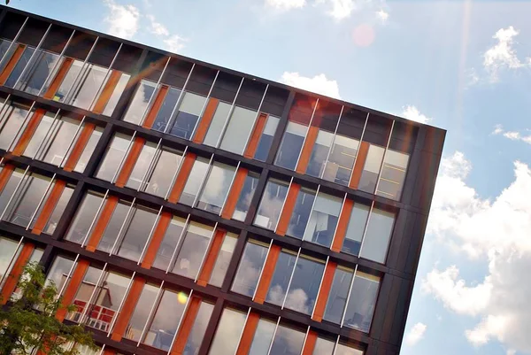 Modern bina. Camdan yapılmış modern ofis binası.