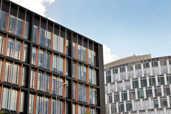 Modern bina. Camdan yapılmış modern ofis binası.