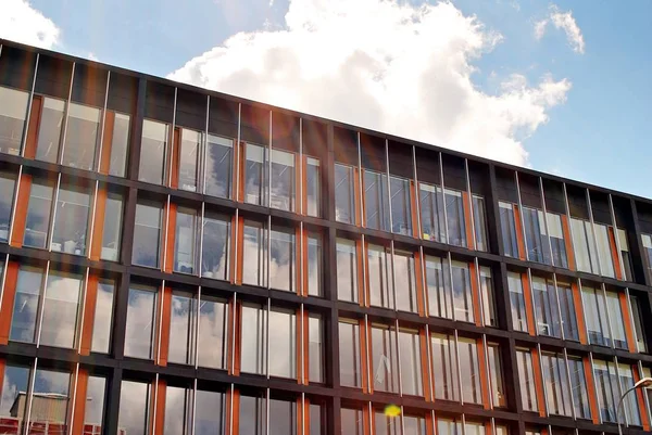 Modern bina. Camdan yapılmış modern ofis binası.