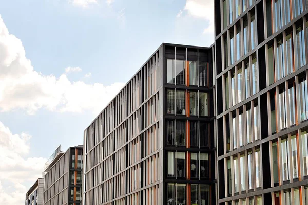 Modern bina. Camdan yapılmış modern ofis binası.