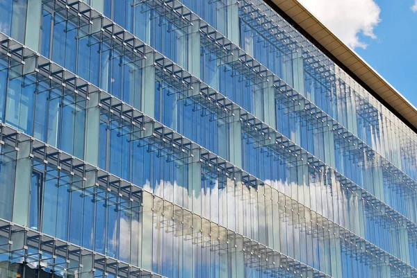 Modernes Gebäude. Modernes Bürogebäude mit Glasfassade — Stockfoto