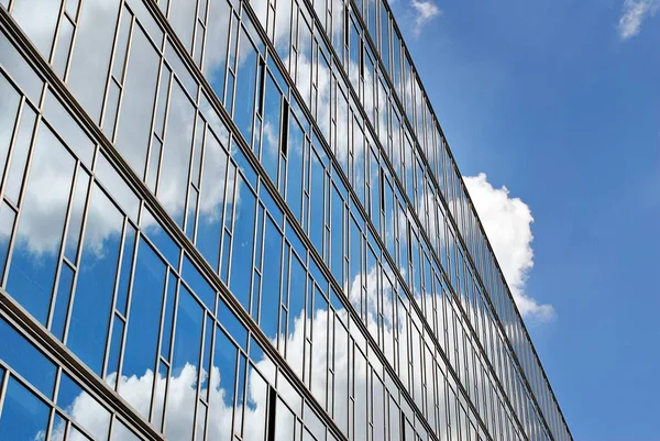 Moderno edificio de oficinas con fachada de vidrio — Foto de Stock