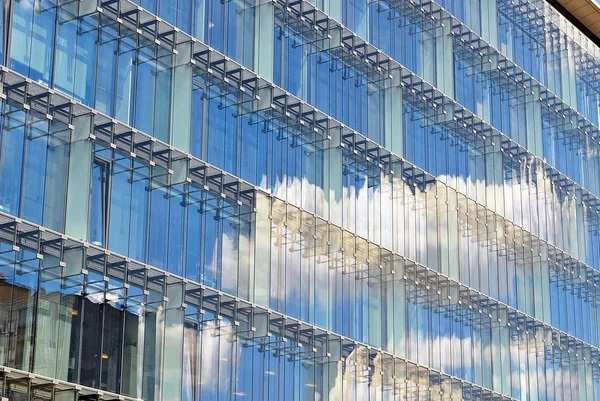 Modern bina. Camdan yapılmış modern ofis binası.