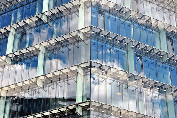 Modern bina. Camdan yapılmış modern ofis binası.