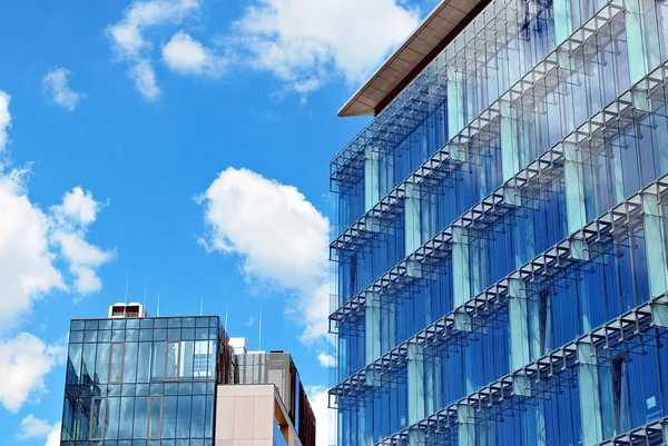 Modern bina. Camdan yapılmış modern ofis binası.