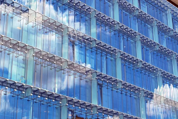 Modern bina. Camdan yapılmış modern ofis binası.