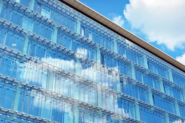 Modern bina. Camdan yapılmış modern ofis binası.