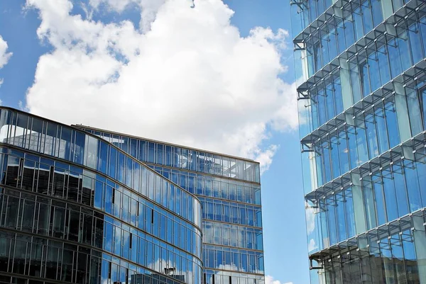 Modern bina. Camdan yapılmış modern ofis binası.