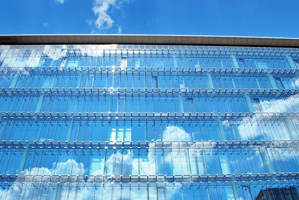 Modern bina. Camdan yapılmış modern ofis binası.