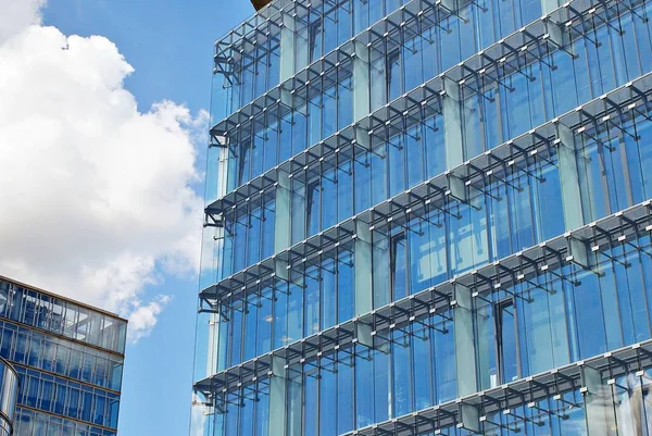 Modern épület.Modern irodaház üveghomlokzattal — Stock Fotó