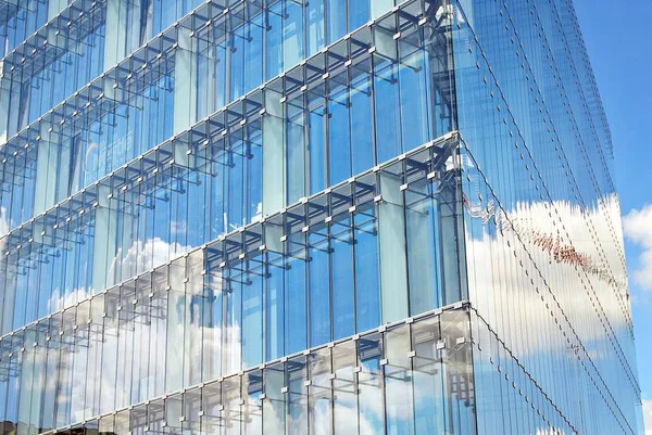 Modern bina. Camdan yapılmış modern ofis binası.