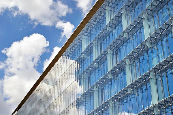 Modern bina. Camdan yapılmış modern ofis binası.