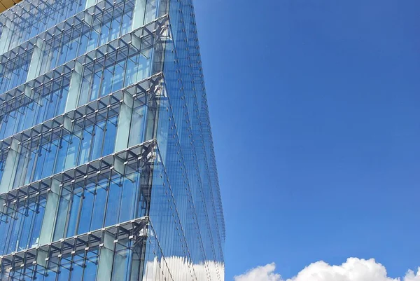 Modern bina. Camdan yapılmış modern ofis binası.