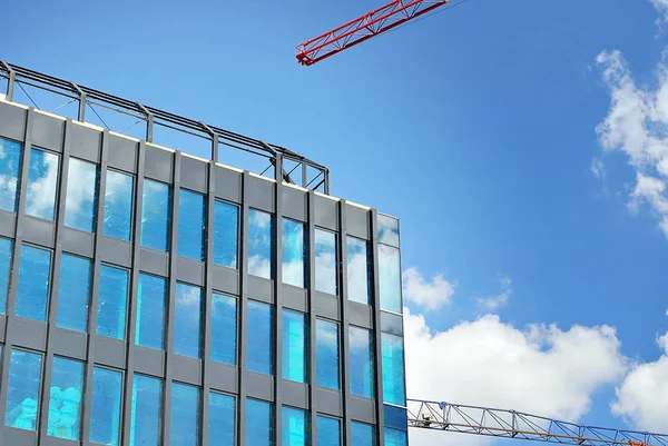 Modern bina. Camdan yapılmış modern ofis binası.