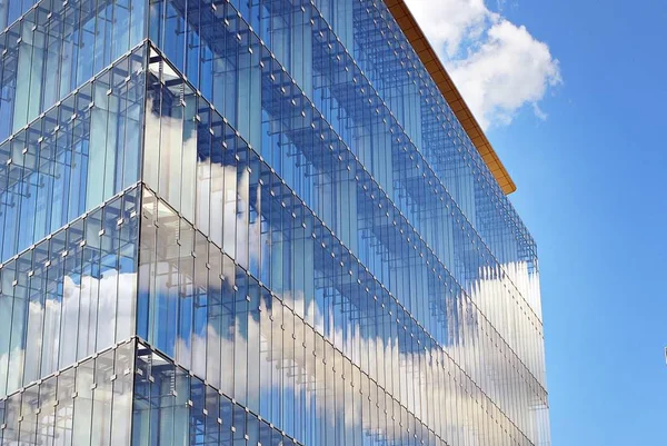 Modern bina. Camdan yapılmış modern ofis binası.