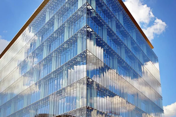 Modernes Gebäude. Modernes Bürogebäude mit Glasfassade — Stockfoto