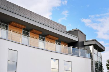 Modern bina. Camdan yapılmış modern ofis binası.