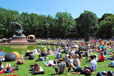 Chopin Anıtı'nın eteklerinde resitalleri