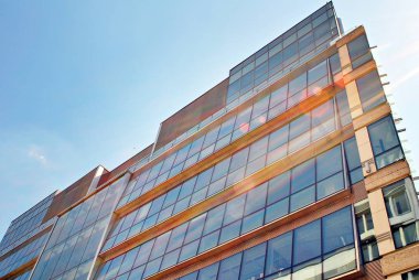 Modern bina. Camdan yapılmış modern ofis binası.