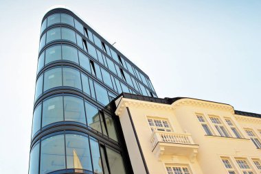 Modern bina. Camdan yapılmış modern ofis binası.