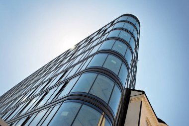 Modern bina. Camdan yapılmış modern ofis binası.