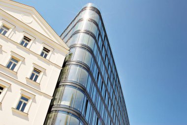 Modern bina. Camdan yapılmış modern ofis binası.