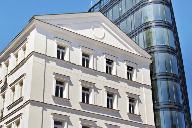 Modern bina. Camdan yapılmış modern ofis binası.