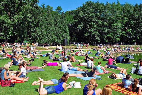 Концерты у подножия памятника Шопену
