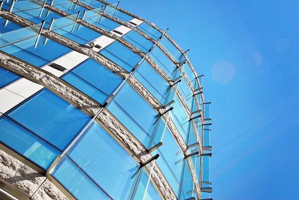 Moderno edificio de oficinas con fachada de vidrio — Foto de Stock