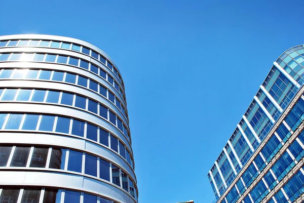 Modern bina. Camdan yapılmış modern ofis binası.