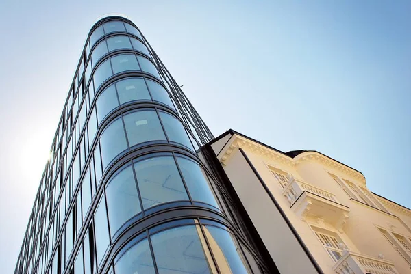 Modern bina. Camdan yapılmış modern ofis binası.