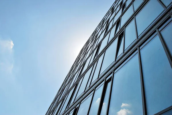 Modern bina. Camdan yapılmış modern ofis binası.