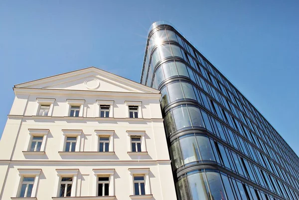 Modern bina. Camdan yapılmış modern ofis binası.