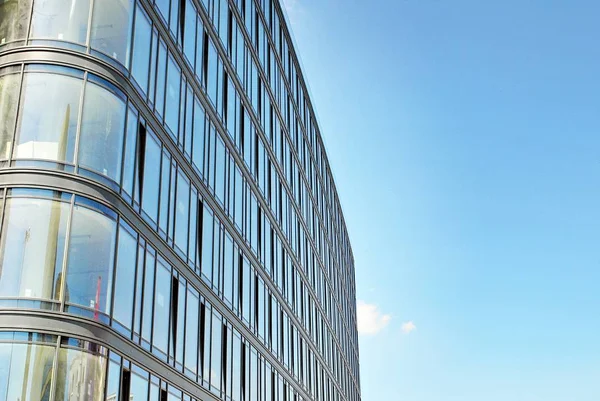 Modern bina. Camdan yapılmış modern ofis binası.