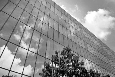 Modern bina. Modern ofis binası ile cam cephe. Siyah ve beyaz.