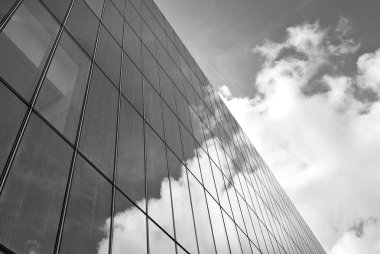 Modern bina. Modern ofis binası ile cam cephe. Siyah ve beyaz.