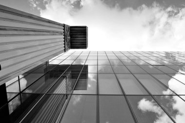 Modern bina. Modern ofis binası ile cam cephe. Siyah ve beyaz.