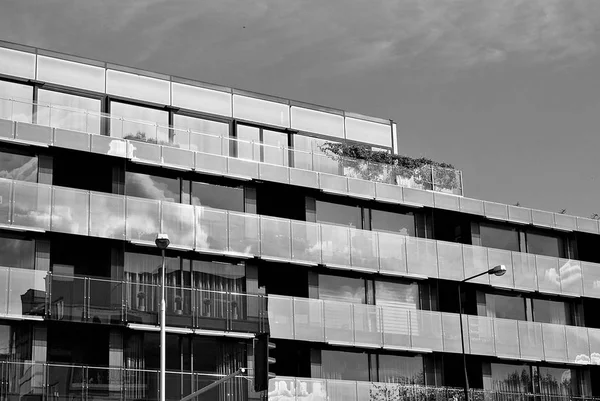 Μοντέρνο, πολυτελές διαμέρισμα Building.Black και λευκό. — Φωτογραφία Αρχείου